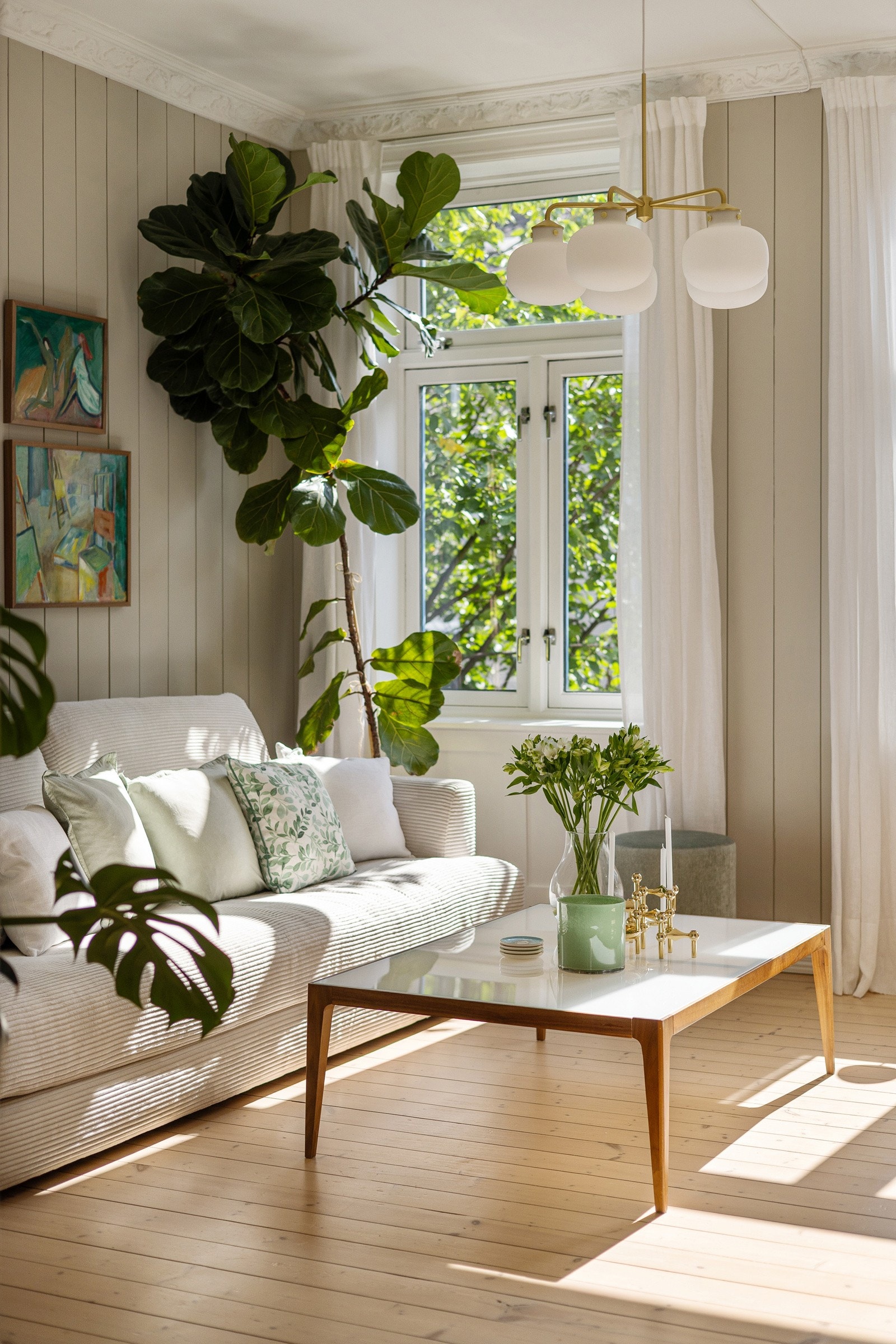 Den generøse takhøyden og de store vindusflatene åpner virkelig opp og slipper lyset inn. Galleribilde