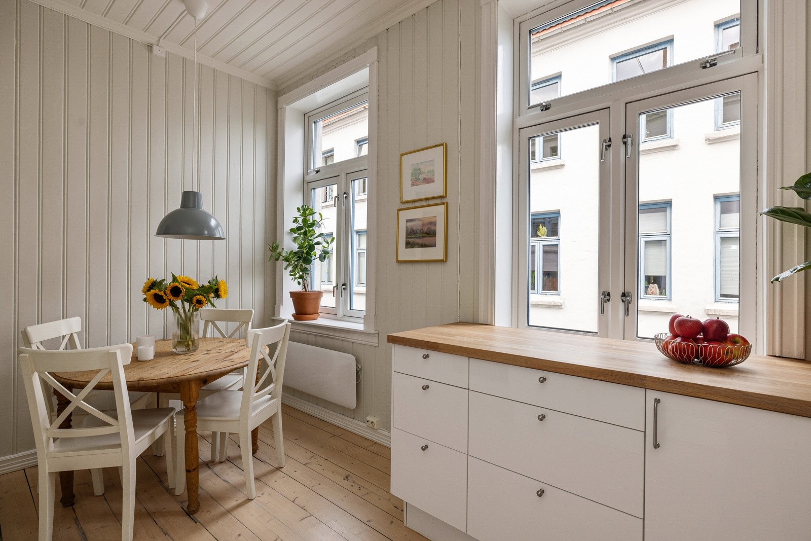 Det er fint med plass til eget spisebord på kjøkkenet. Galleribilde