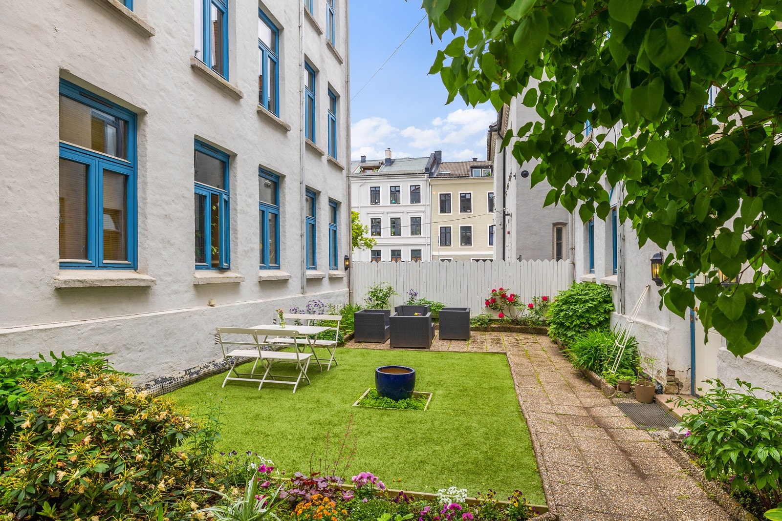 Pent opparbeidet og hyggelig bakgård. Galleribilde