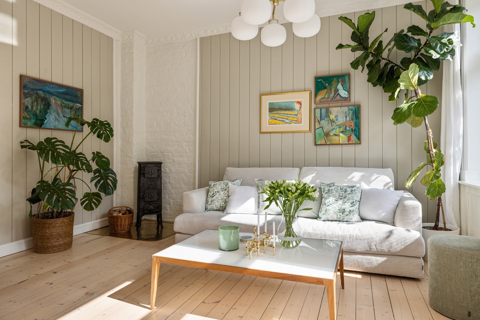 Legg merke til den origianel panelen på veggene og den vakre stukkaturen. Galleribilde