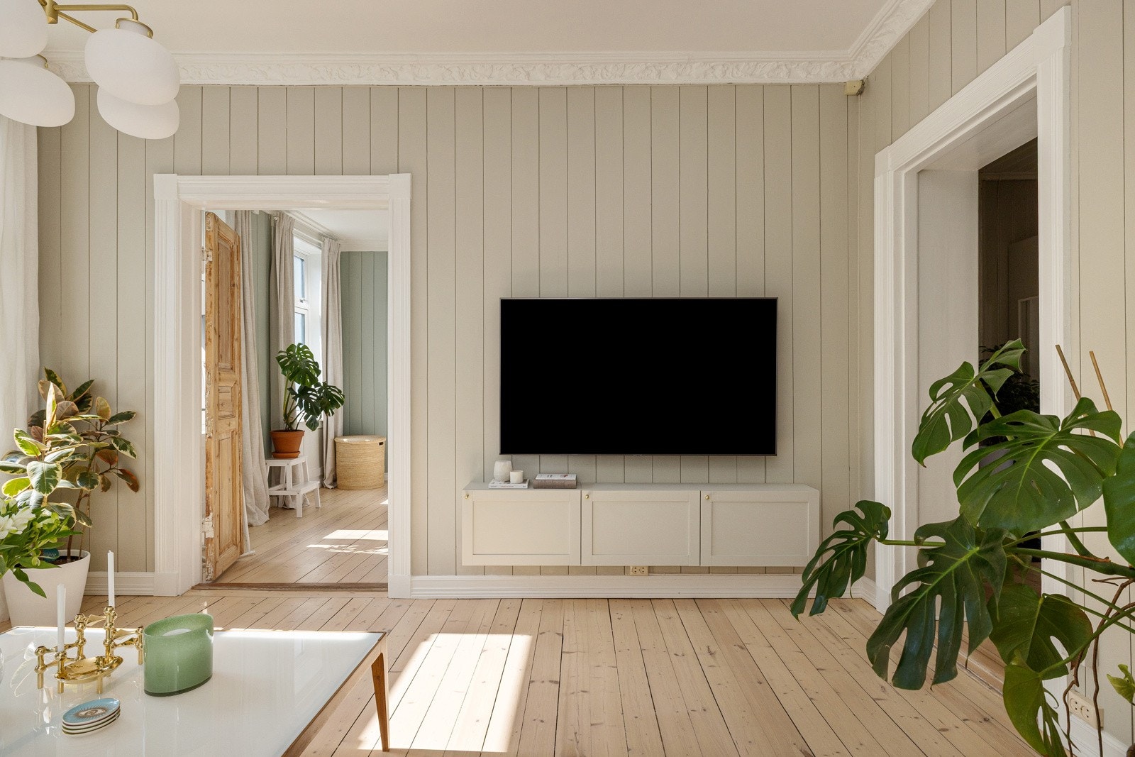 Stuen har en god størrelse og kan møbleres med sittegruppe og tilhørende tv-møblement. Galleribilde