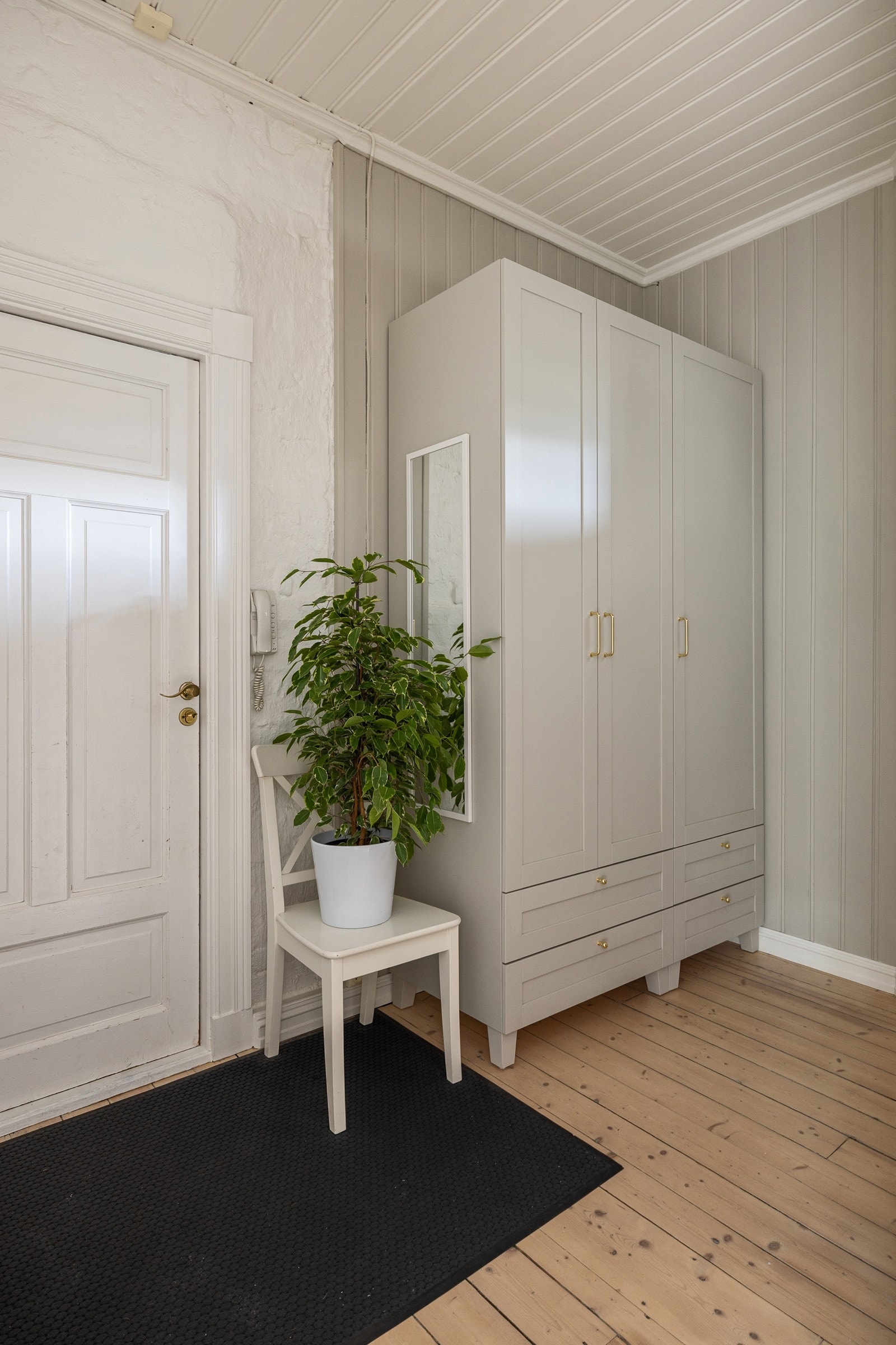 I entreen er det plass til sko og yttertøy i det doble garderobeskapet. Galleribilde