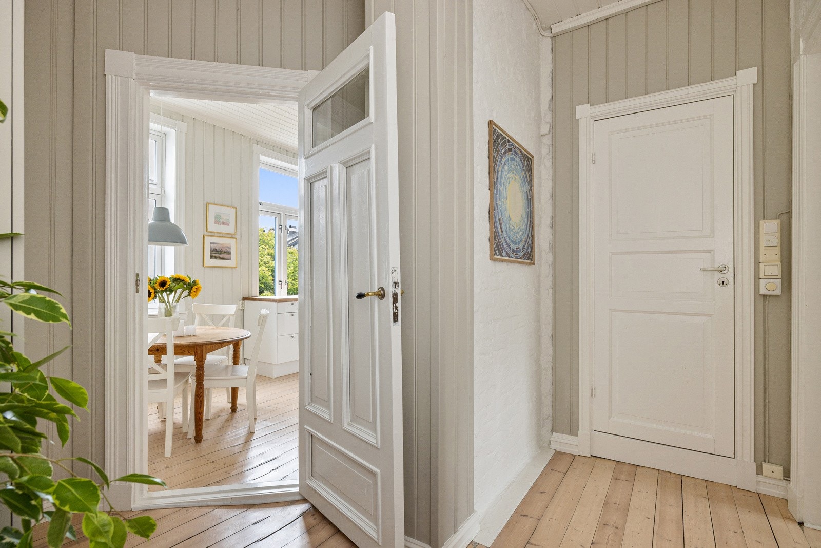 I tillegg til boden i trappeoppgangen disponerer leiligheten 2 boder på loftet og 1 i kjelleren. Galleribilde