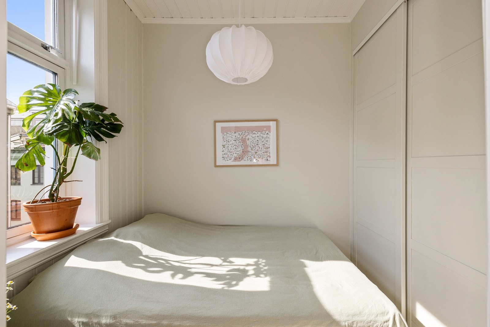 Soverommet er innredet med 140cm seng og en innbygget garderobe på hele kortsiden gir smart lagringsplass. Galleribilde