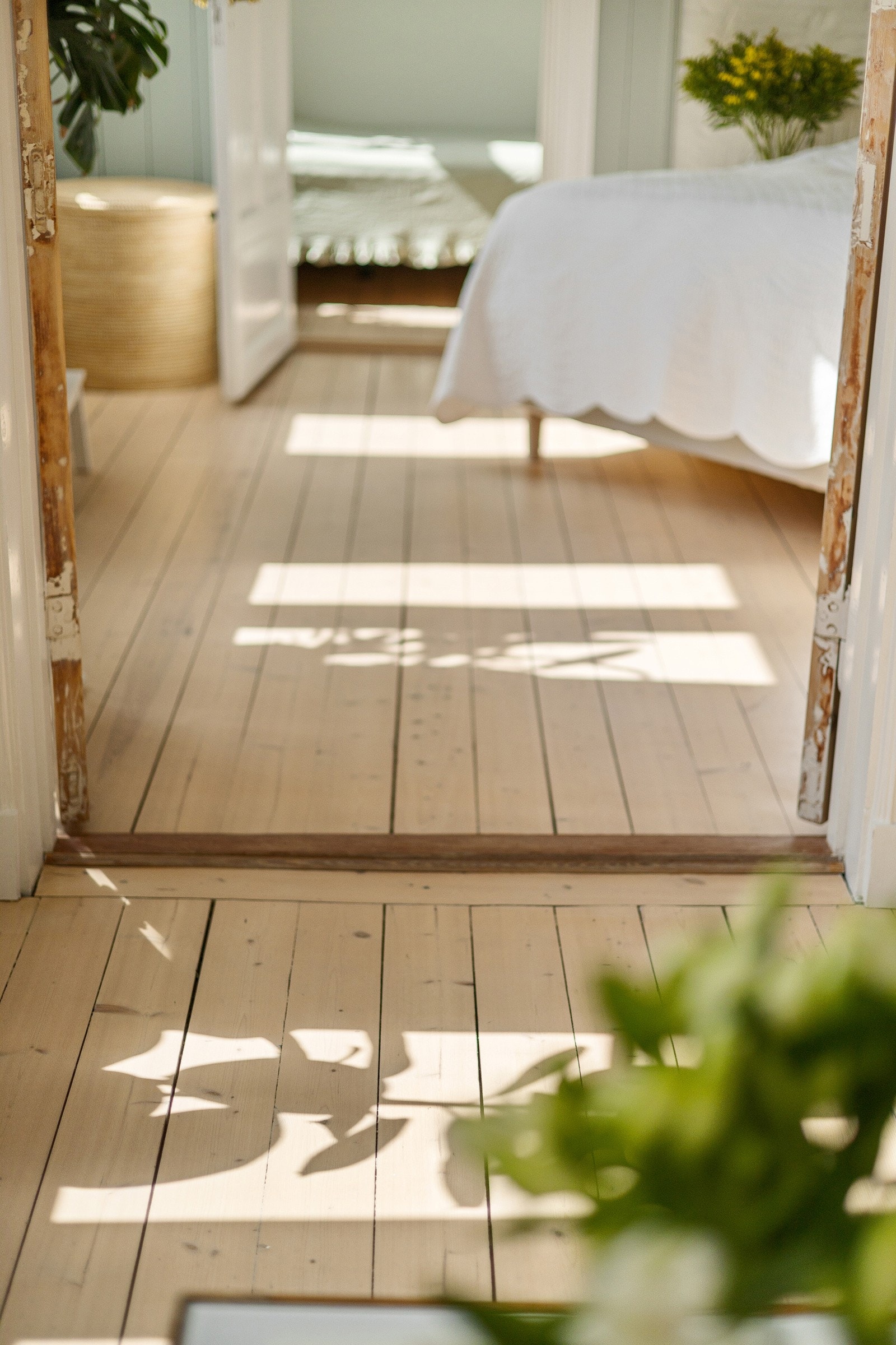 Originale tregulv går igjen i alle rom i dette hjemmet. Galleribilde