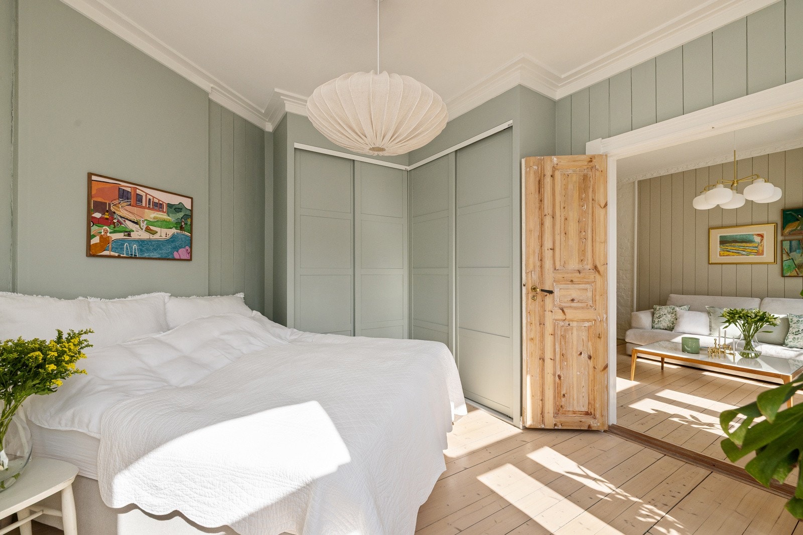 Soverommet har god plass til stor dobbeltsen og et romslig garderobeskap gir mye lagringsplass. Galleribilde