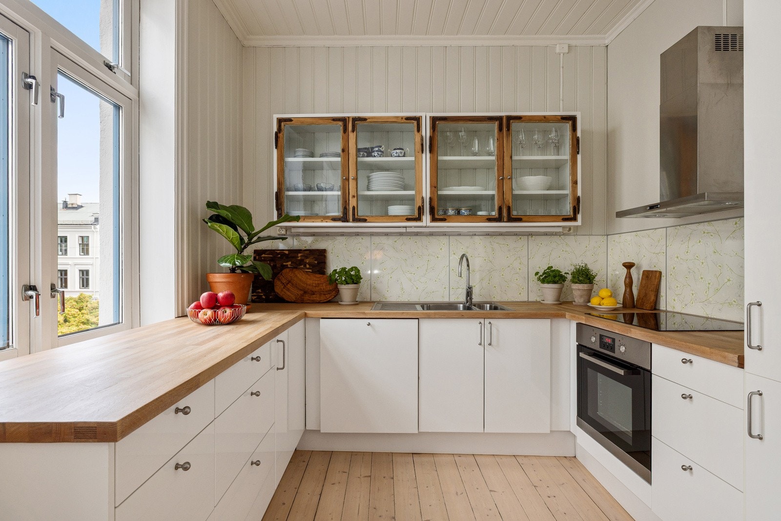 Kjøkkenet har godt med bank- og skapplass og alle hvitevarer er integrert og medfølger salget. Galleribilde