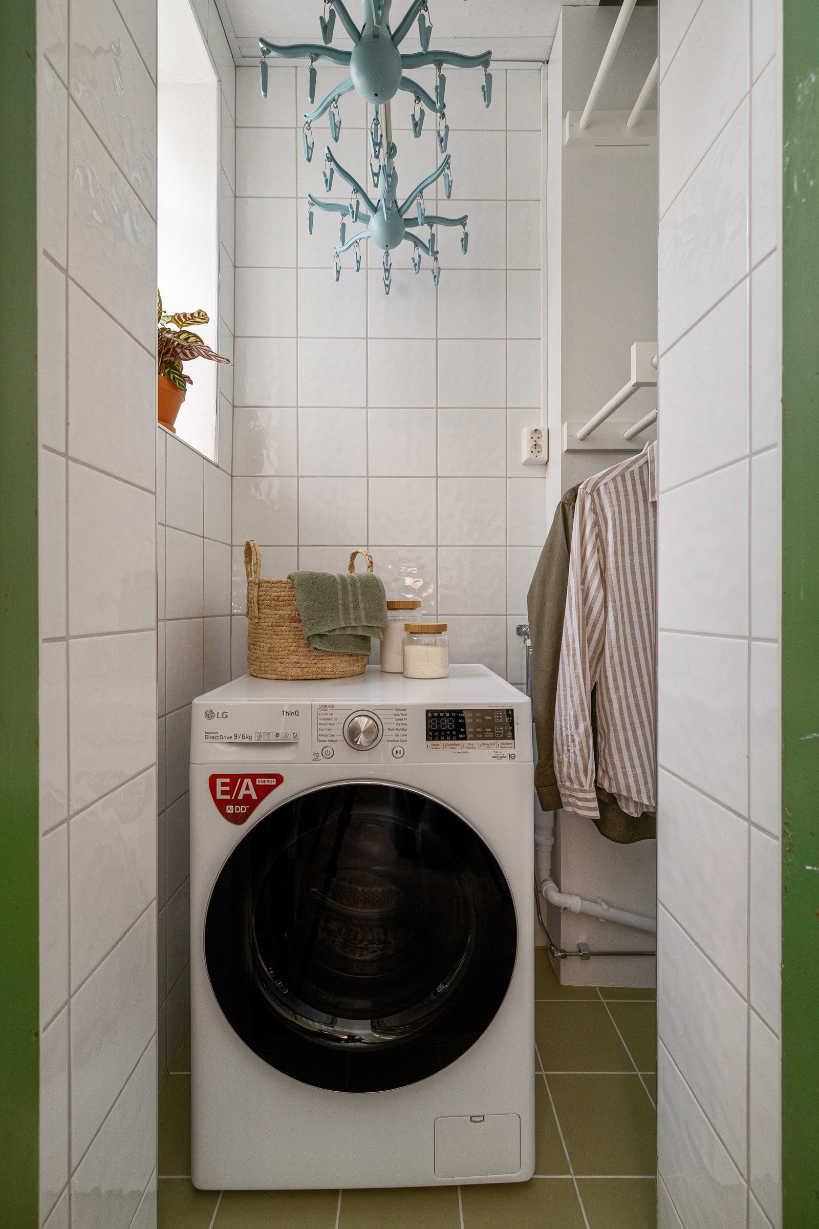 Vaskemaskinen er plassert i boden som leiligheten disponerer i trappeoppgangen rett utenfor. Galleribilde