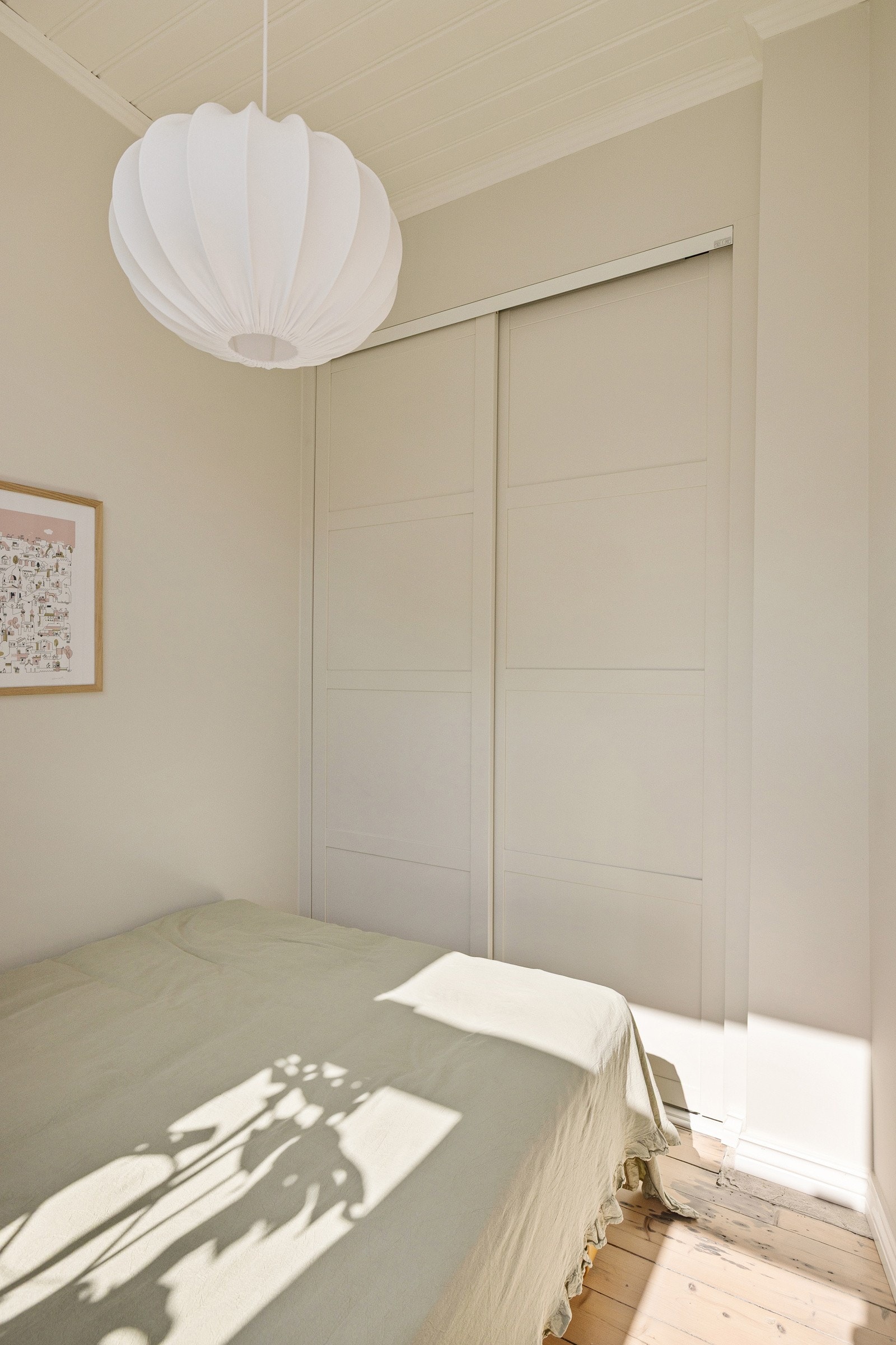 Garderobeskapet går fint i flugt med veggen. Galleribilde