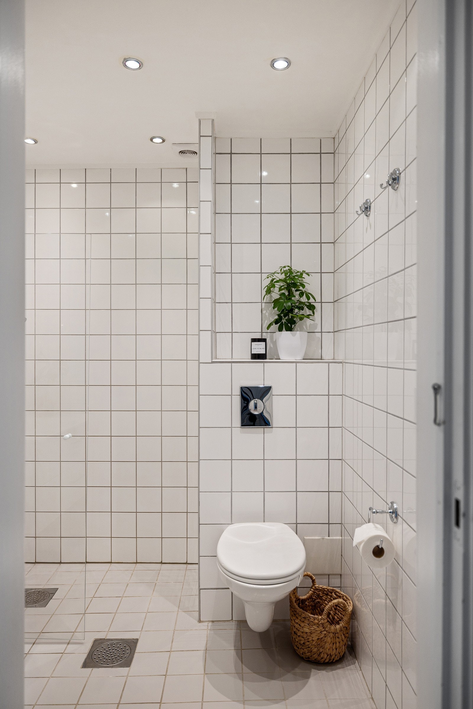 Badet har moderne innredning og tidløse fliser. Galleribilde