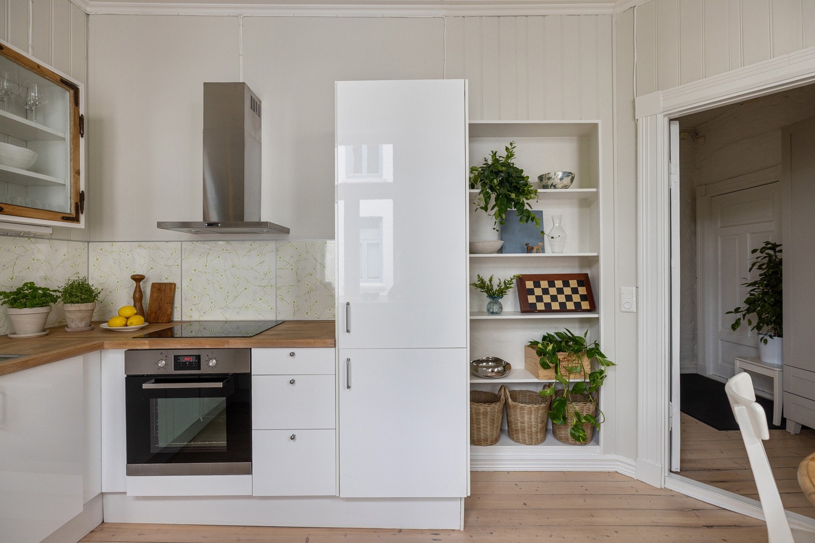 Den innbygde hyllen er både dekorativ og gir smart lagringsplass. Galleribilde