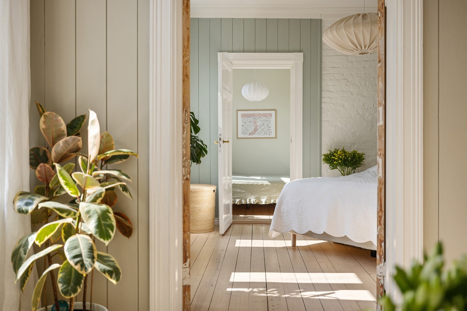 Fra hovedsoverommet kommer man videre inn til leilighetens andre soverom. Galleribilde