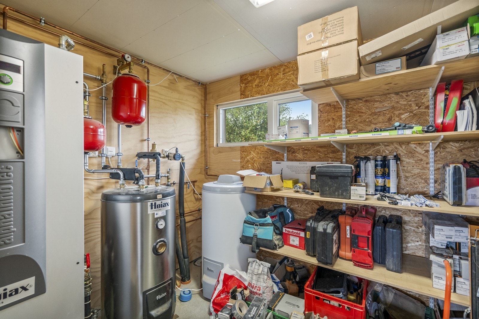 Bod i garasje. Galleribilde