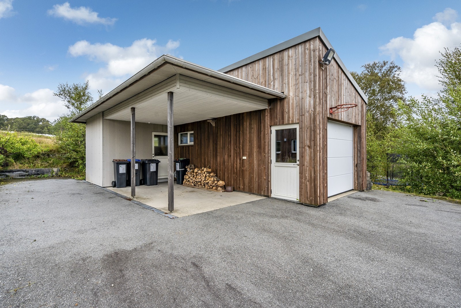 Garasje med carport Galleribilde