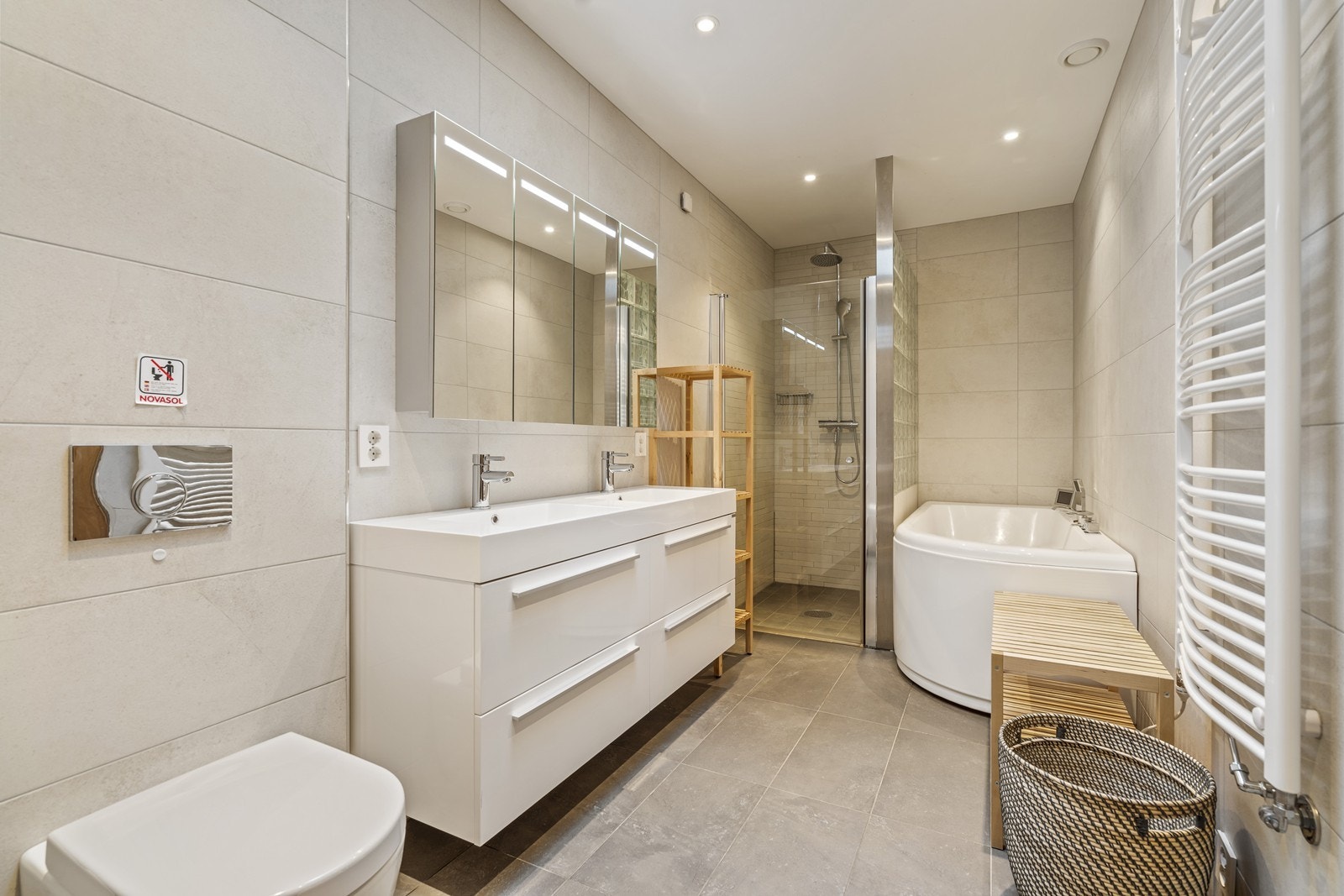 Fliselagt bad Galleribilde