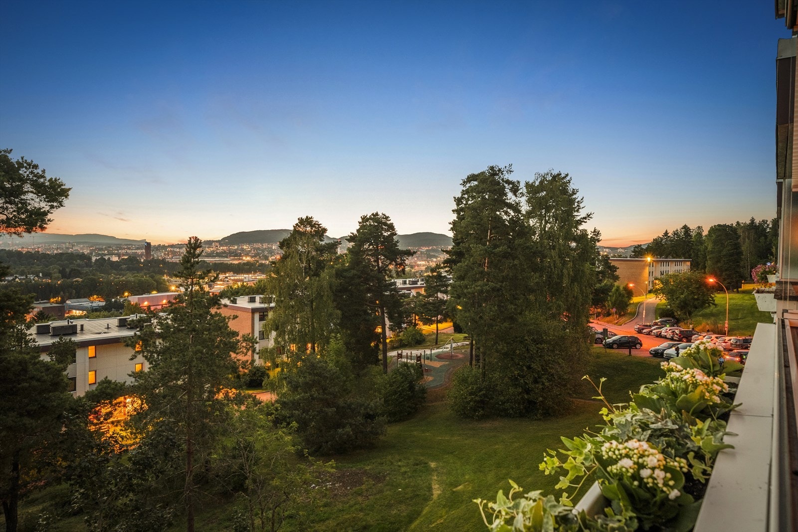 Fra balkongen får du oppleve stemningsfulle solnedganger og et levende bybilde som lyser opp i horisonten. Galleribilde