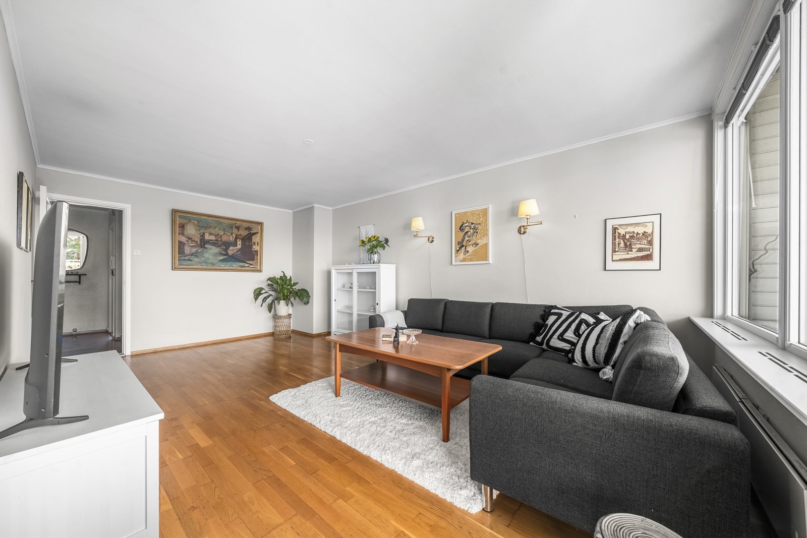 Rommet byr på en behagelig atmosfære med gode møbleringsmuligheter for både sofagruppe og spiseplass. Galleribilde
