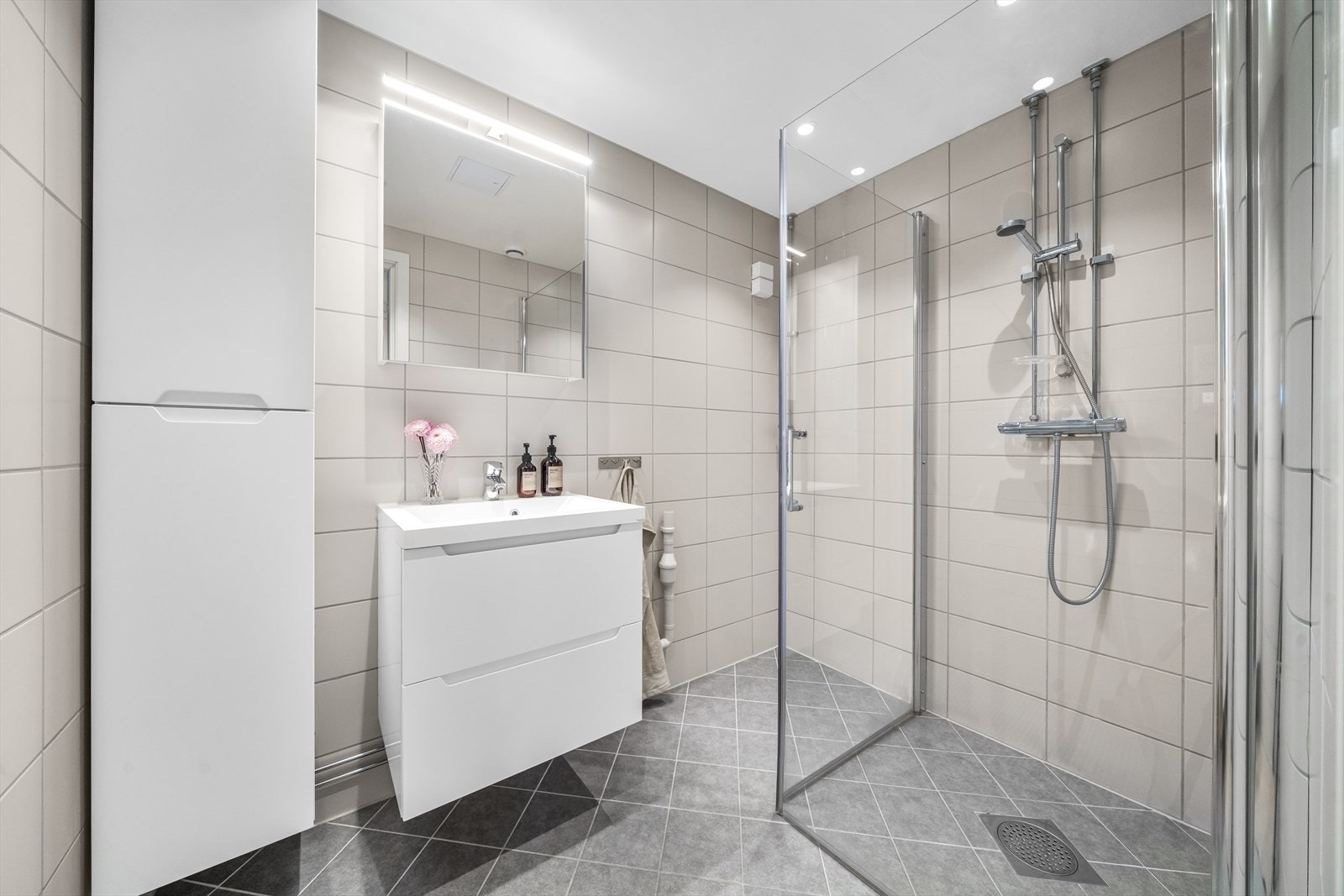 Moderne baderom med fliser på vegger og gulv, og varmekabler i gulvet. Galleribilde