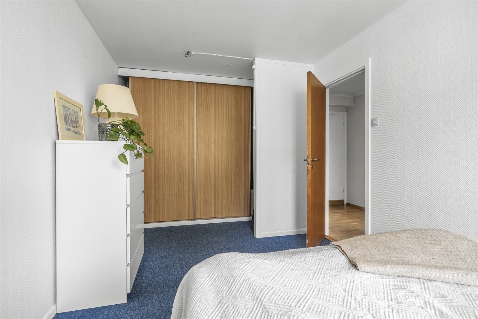 Soverom med god plass til dobbeltseng og garderobe. Begge soverommene er vendt mot rolige fellesarealer. Galleribilde