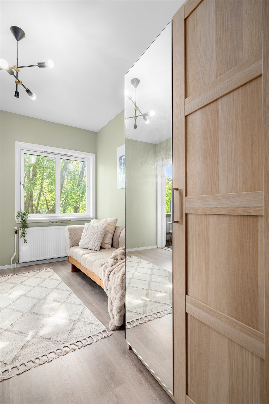 Svært smarte løsninger som plass til sovesofa, pult og oppbevaring Galleribilde