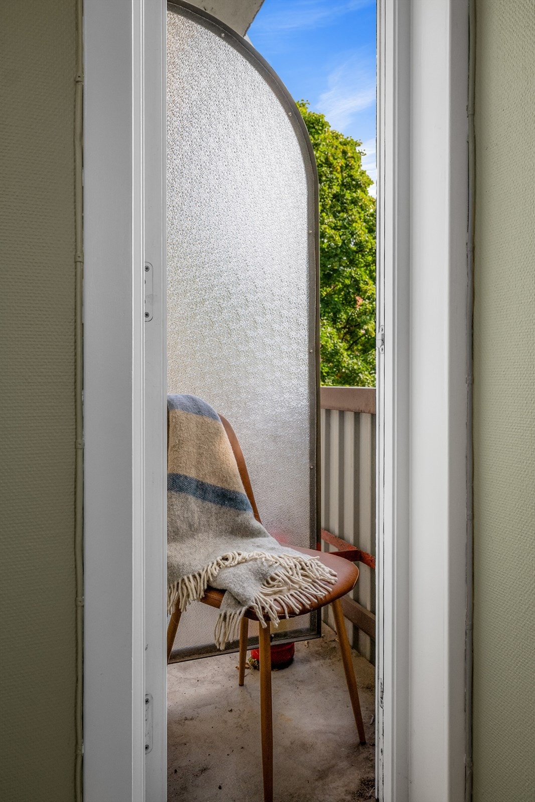 Fra stuen har du utgang til en rømnings/brann-balkong på ca. 0,5kvm. Galleribilde