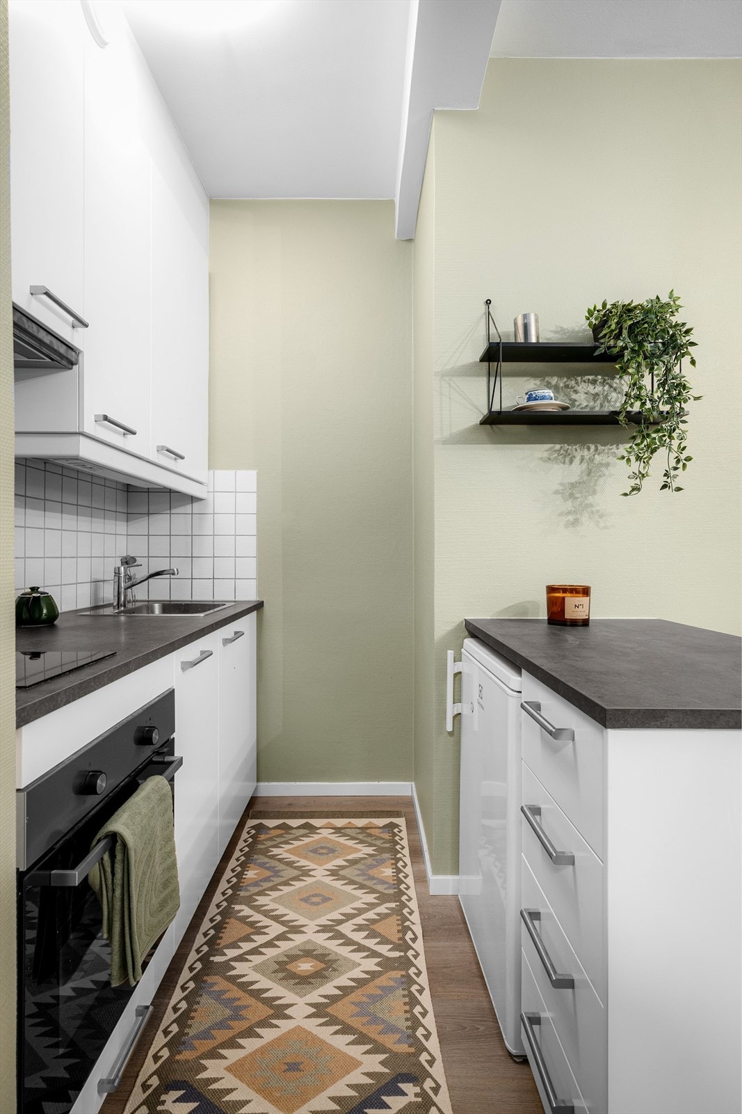 Det er montert en kjøkkenøy med plass til to barstoler. Galleribilde