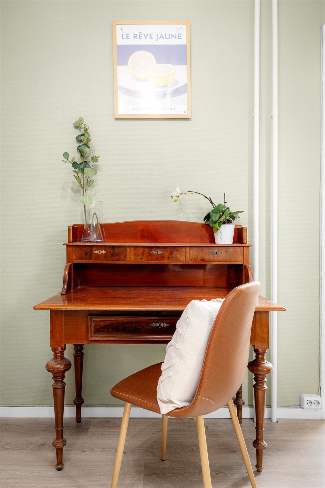 God plass til skrivepult til deg som studerer eller sitter på hjemmekontor. Galleribilde