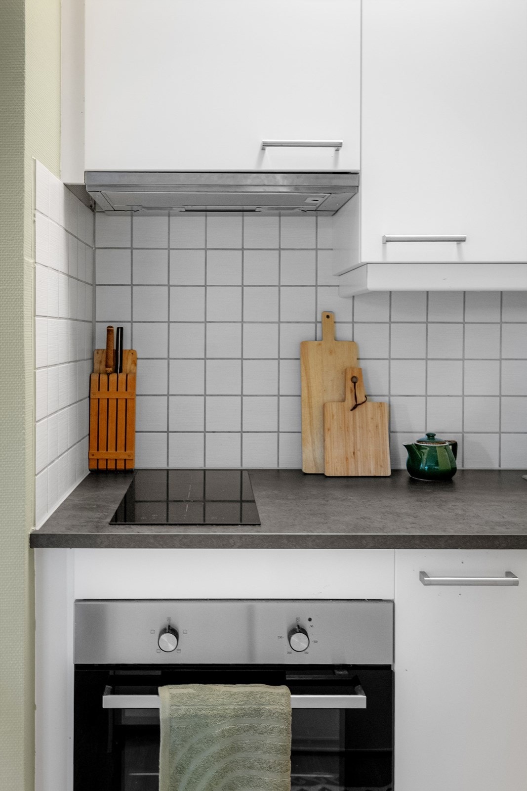 Kjøkkenet er innredet med platetopp og stekeovn. Det er plass kjøpe-/fryseskap. Galleribilde