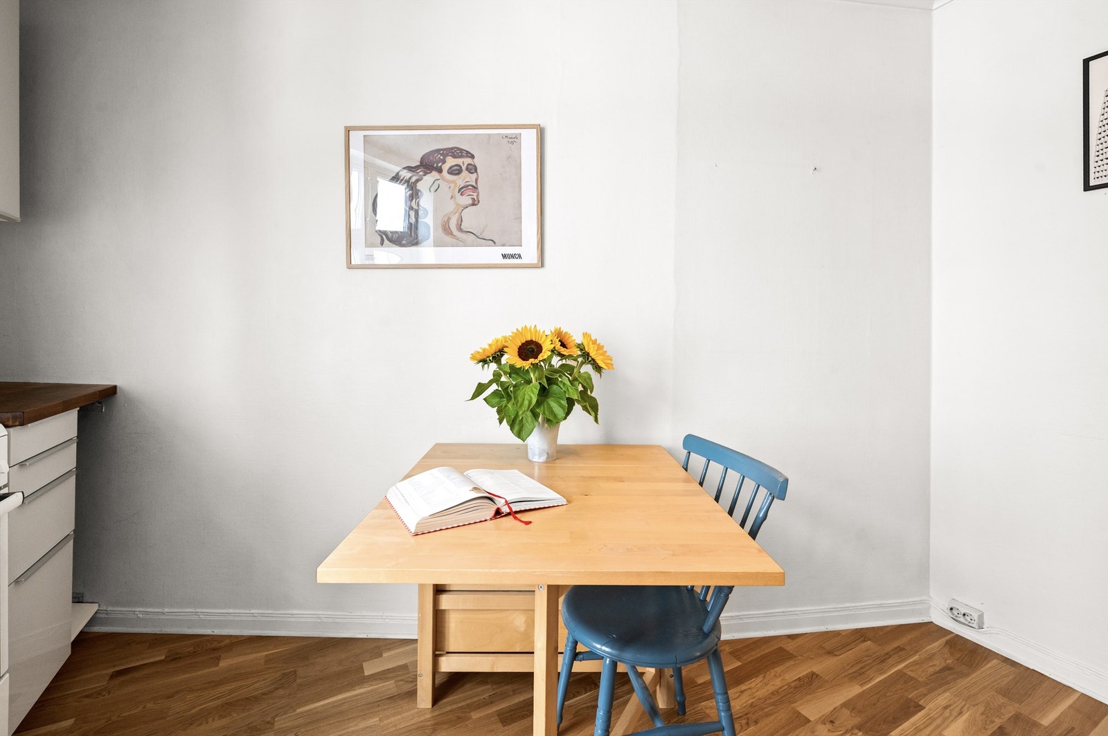 Plass for kjøkkenbord hvor morgenkaffen kan nytes! Galleribilde