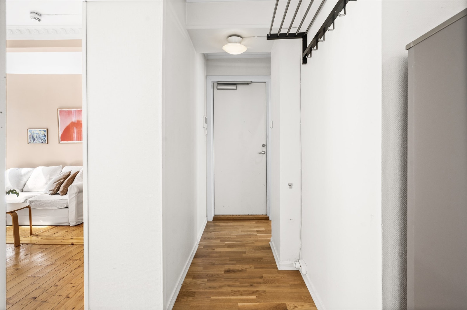 Velkommen inn! Innbydende entré med plass for oppbevaring av yttertøy og sko. Rommet har videre adkomst til bad, kjøkken og stue. Galleribilde