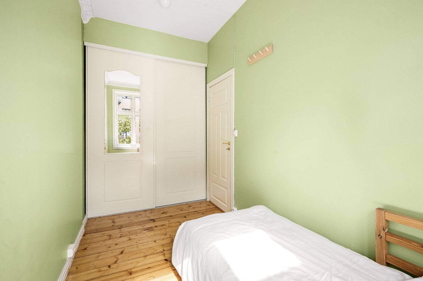 Rommet har god plass for seng, tilhørende nattbord og oppbevaring i skyvedørsgarderobe. Galleribilde