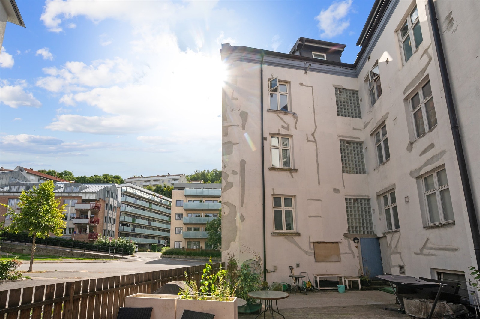 Leiligheten ligger i rolige omgivelser som skaper godt miljø blant beboerne. Galleribilde