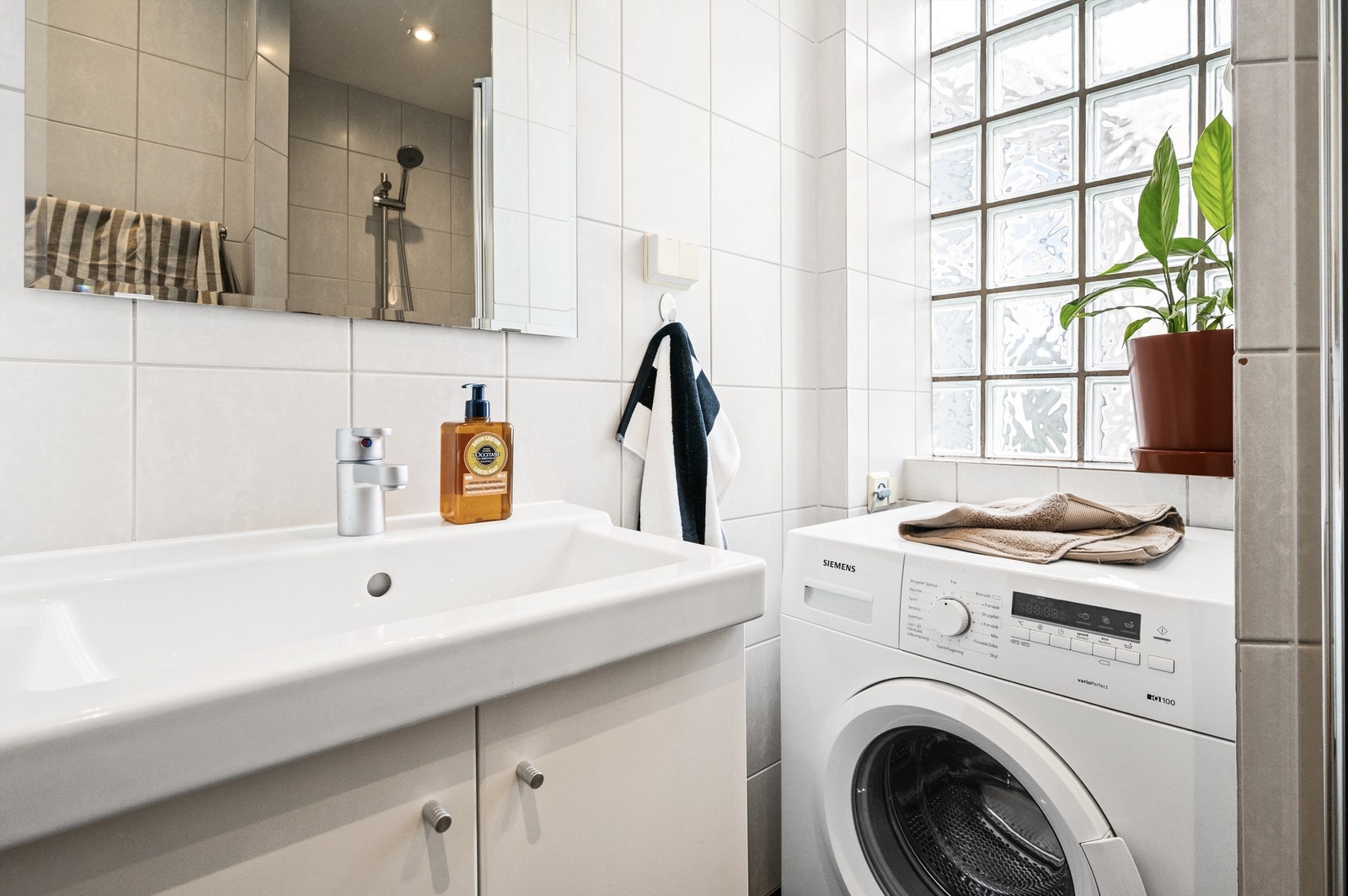 Innredningen består av servantinnredning med slette fronter, nedfelt servant med ettgreps blandebatteri og speil på vegg over servant. Galleribilde