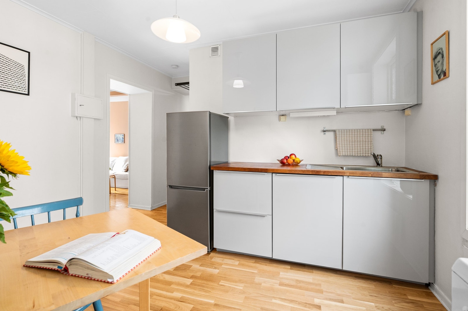 Kjøkkenet er praktisk utformet med godt med skap- og benkeplass. Her får du en effektiv arbeidsflate som gjør matlagingen både enkel og trivelig. Galleribilde