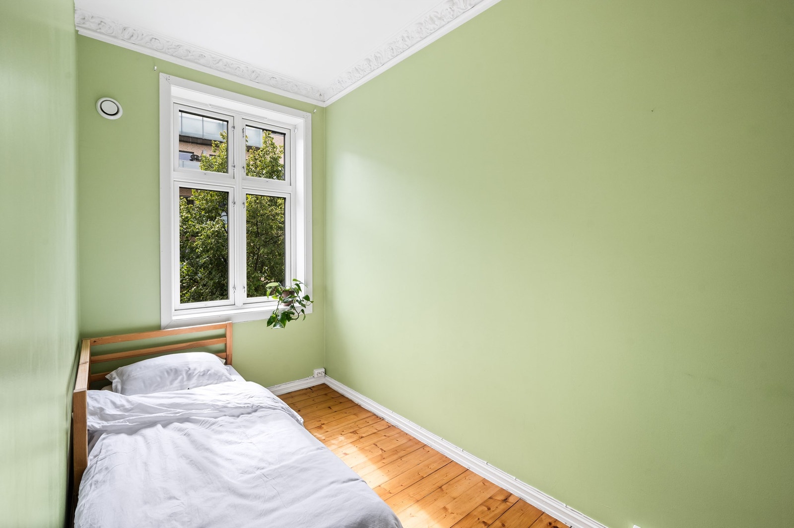 Leiligheten har soverom av god størrelse med adkomst fra stuen. Galleribilde