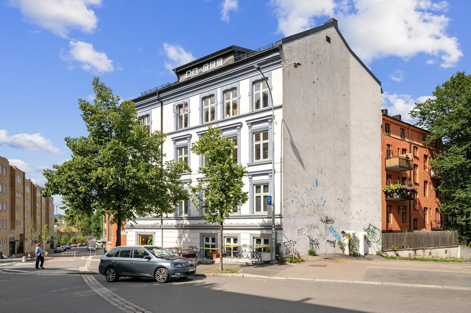 Beboerparkering i området og tilgang til kommunale ladestasjoner rett utenfor. Galleribilde