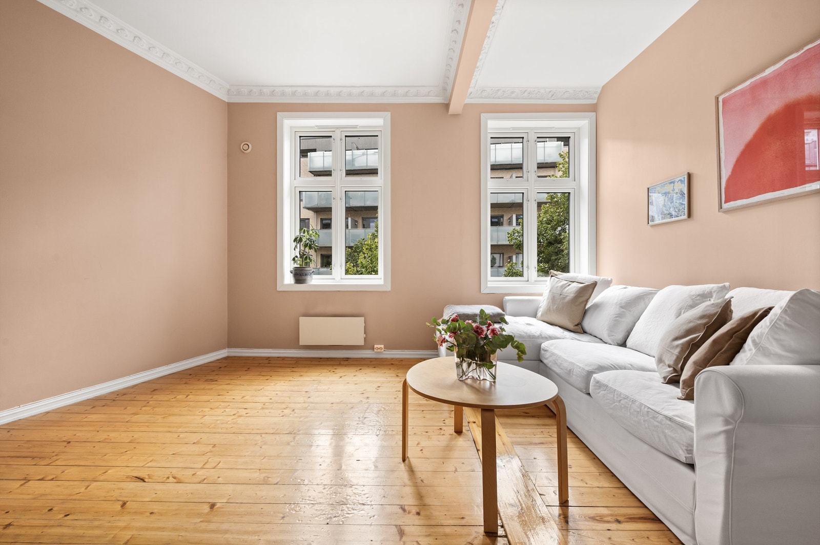 Store vindusflater som gir fine, naturlige lysforhold, som sammen med den generøse takhøyden skaper en fin atmosfære. Galleribilde