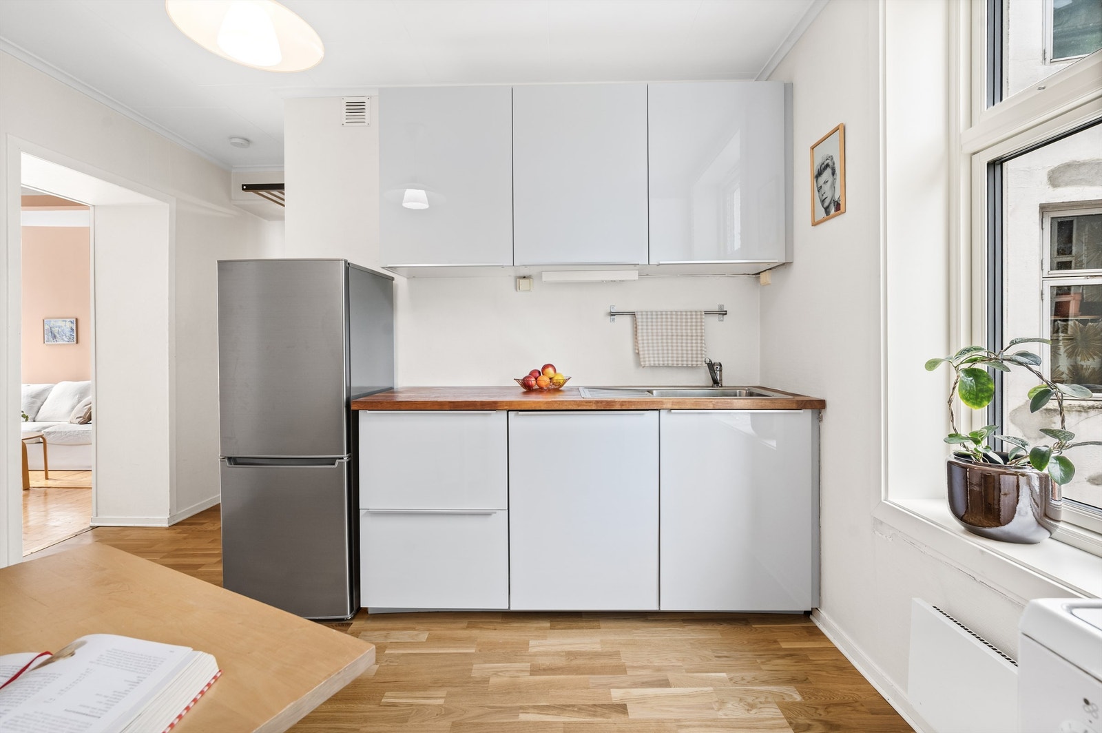 Hvitevarene medfølger og består av frittstående komfyr, oppvaskmaskin og kjøle-fryseskap. Galleribilde