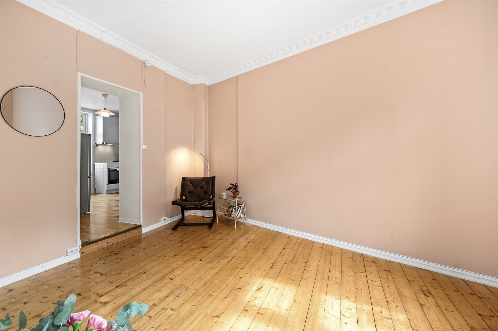 Åpen og stor stue med klassiske detaljer som flott stukkatur, rosett og tregulv. Galleribilde