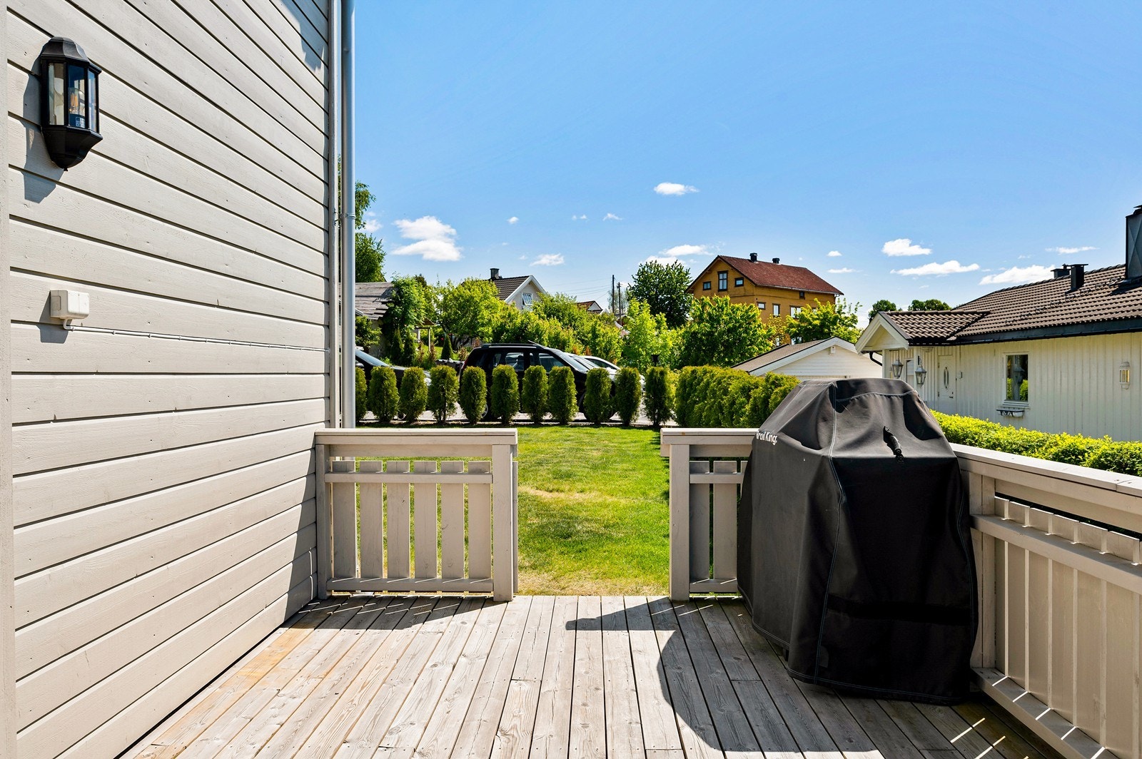 Fra terrasse 1.etg er port ut på gressplen. Galleribilde