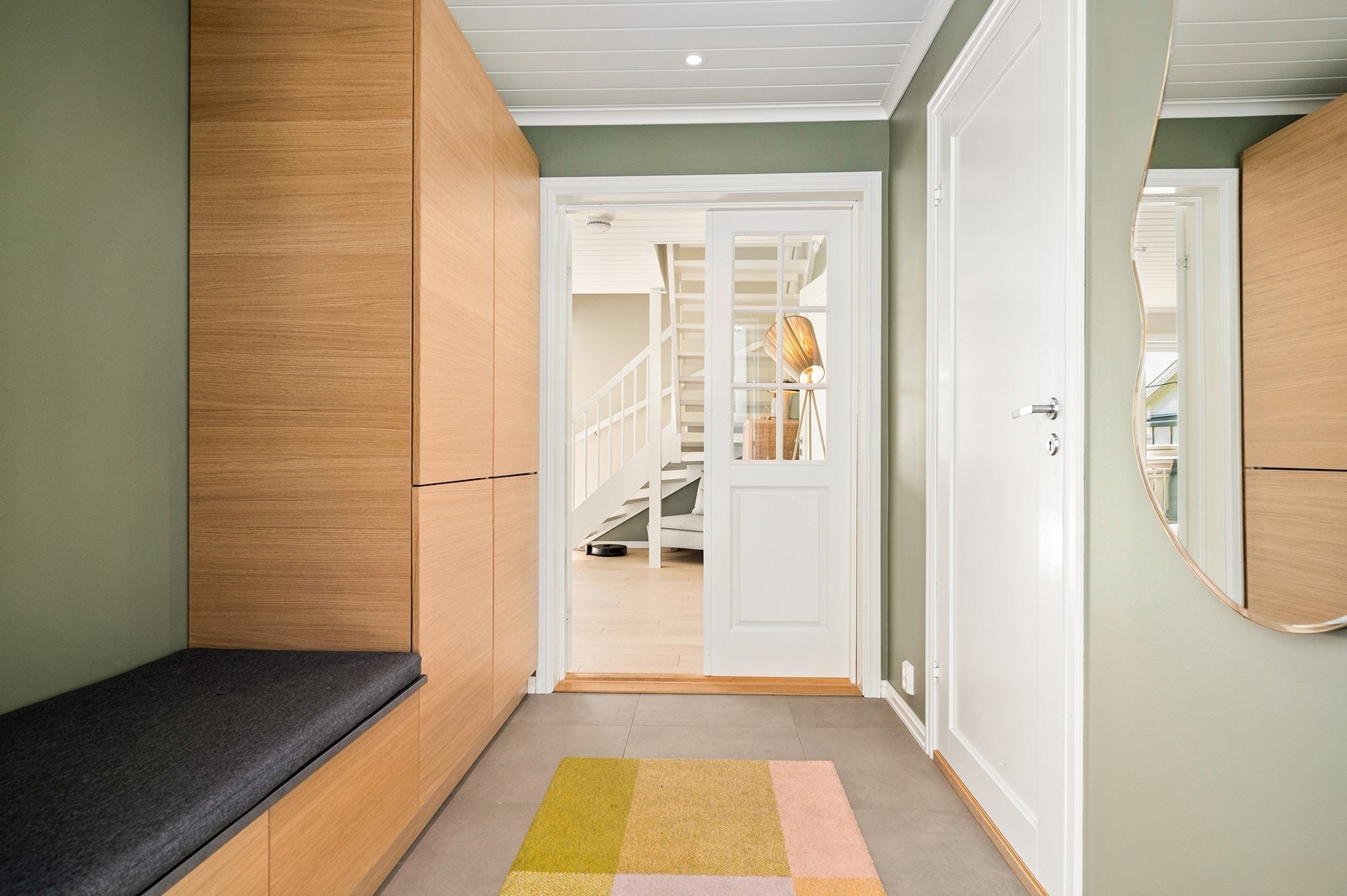 Romslig hall med god garderobeløsning. Galleribilde