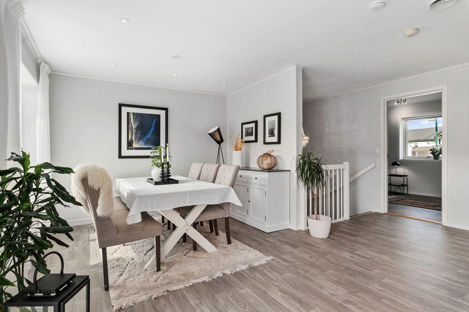 Boligen har stilrene fargetoner som gir et elegant og behagelig uttrykk. Galleribilde
