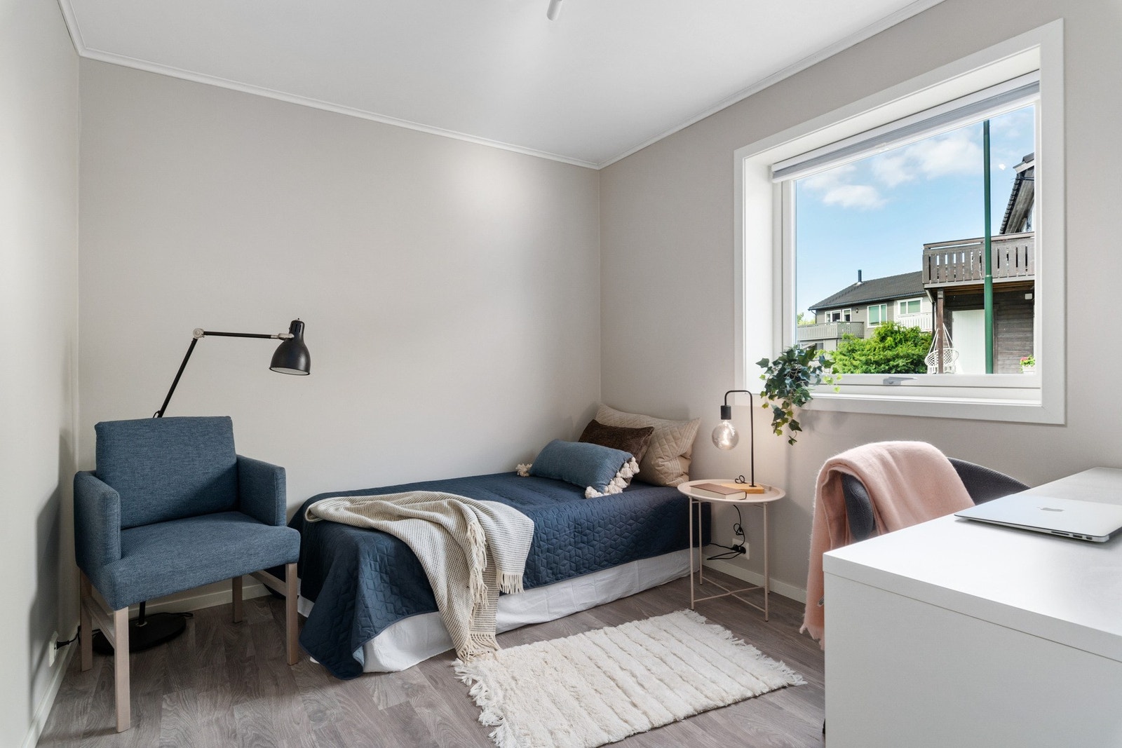 Bod, i dag innredet som soverom. Det gjøres oppmerksom på at rommet pt. ikke er godkjent som rom til varig opphold. Rommet er under en søknadsprosess hos kommunen for bruksendring til boligens hoveddel. Galleribilde