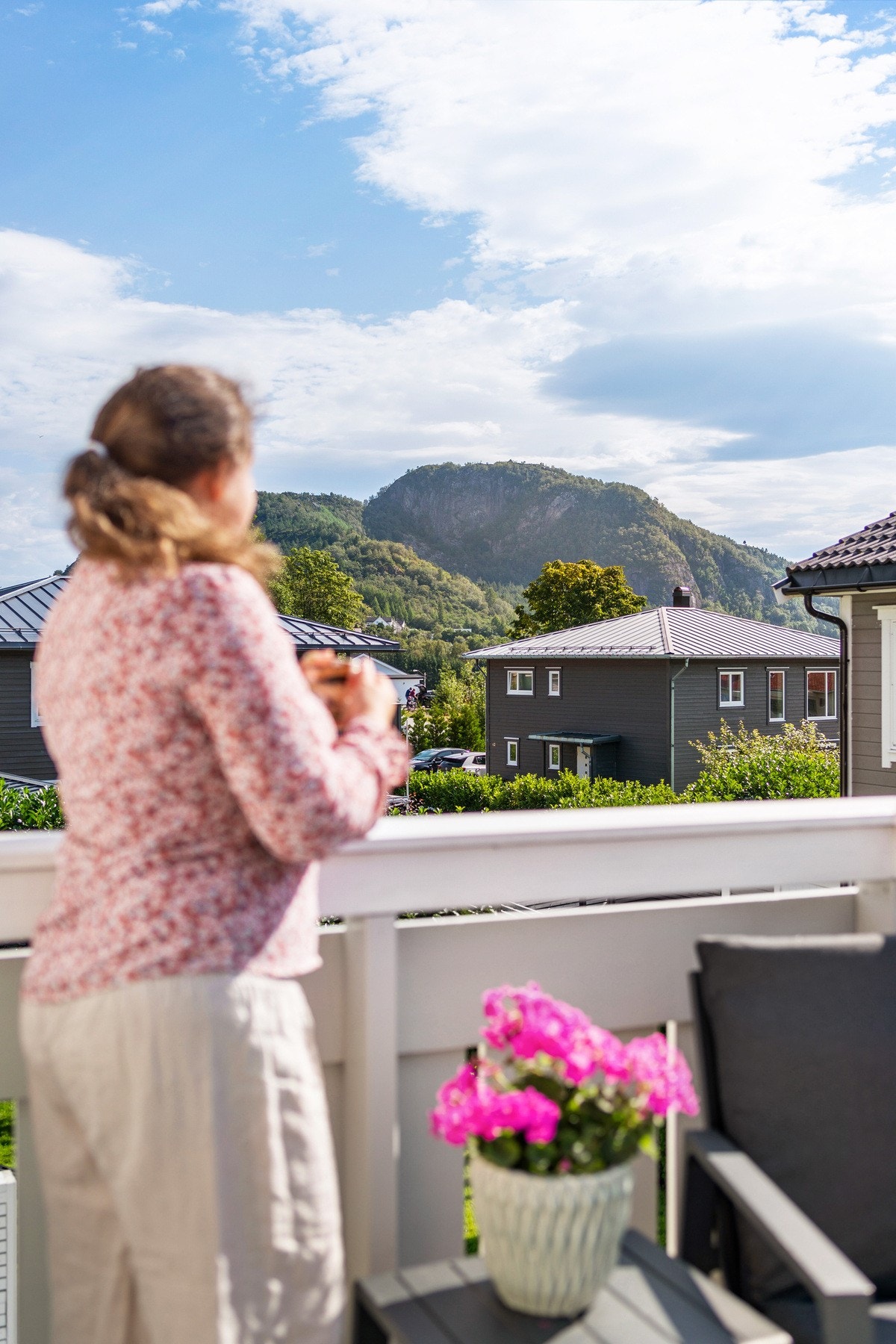 Leirvågsfjellet med sine fine turstier ligger en kort kjøretur unna, med flott utsikt fra boligen. Galleribilde