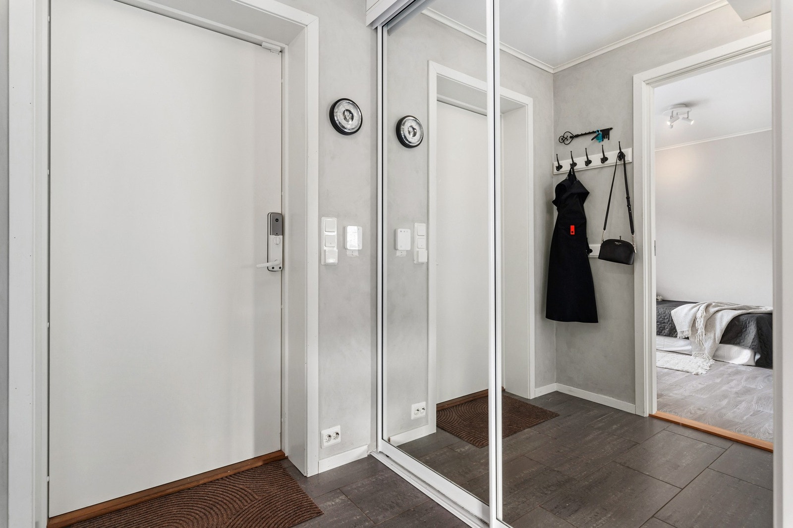 Entré med god oppbevaringsplass i skyvedørsgarderobe med helfigurspeil. Galleribilde