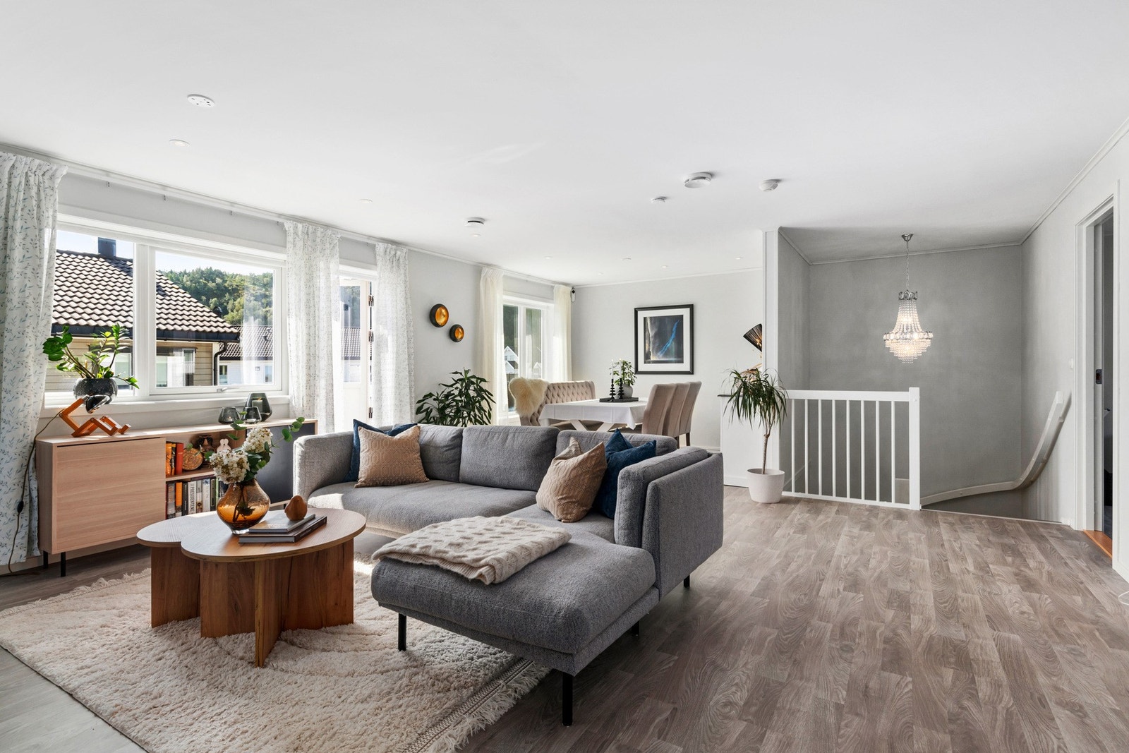 Stuen byr på god plass til både sofakrok, spiseplass og andre møbleringsmuligheter. Galleribilde