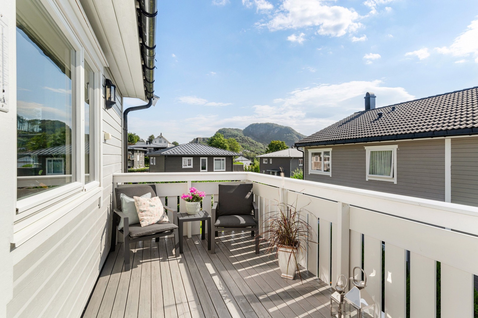 Fra stuen er det utgang til en trivelig balkong på 8 kvadratmeter. Galleribilde