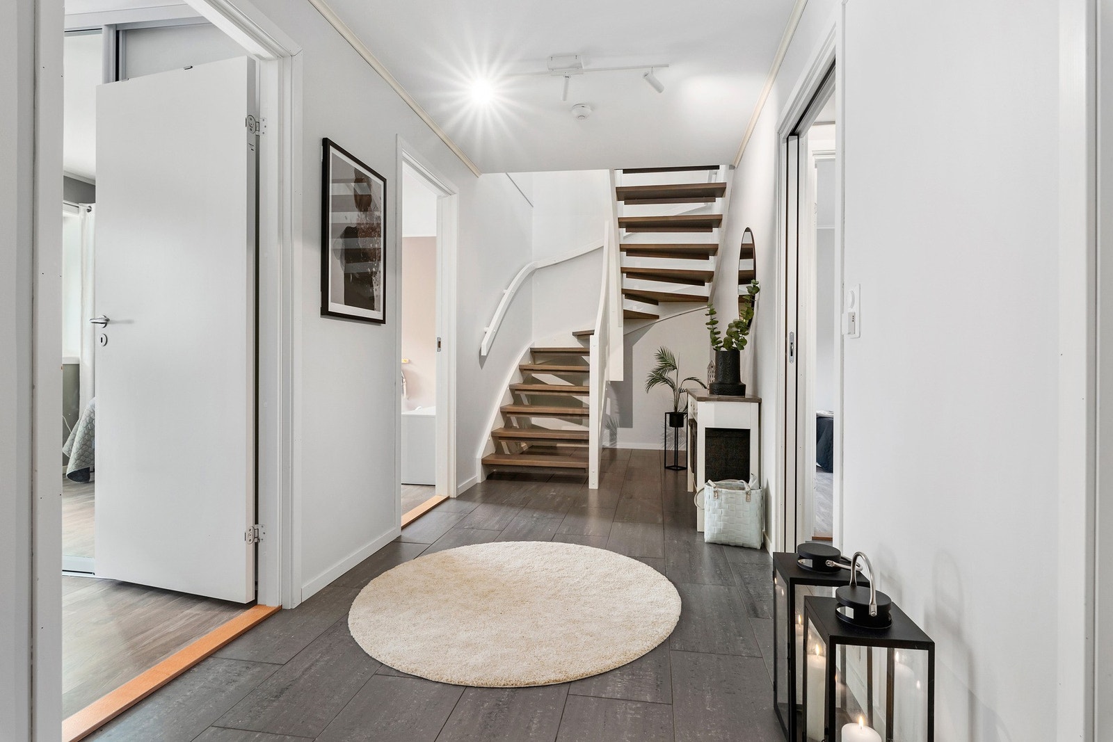Boligen har en praktisk planløsning med to soverom, baderom og kombinert vaskerom/toalettrom i første etasje. Galleribilde