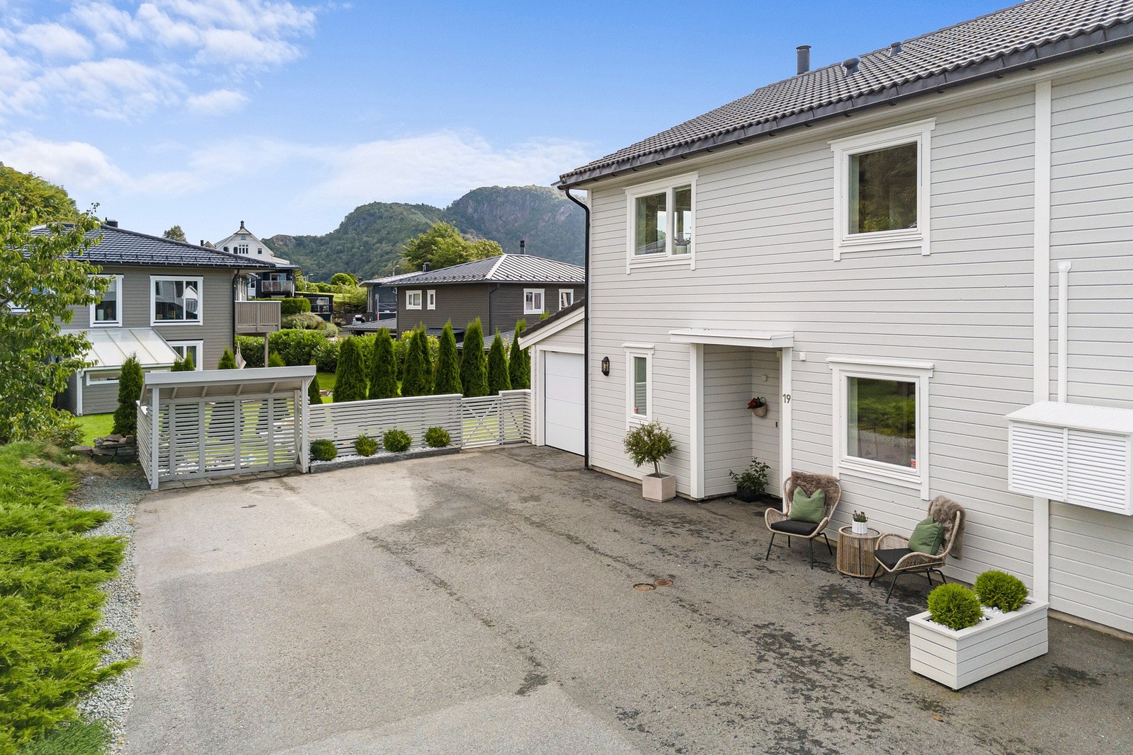 En innbydende og velholdt tomannsbolig beliggende i et etablert boligområde i Bjørkavågen/Eidsnes. Galleribilde