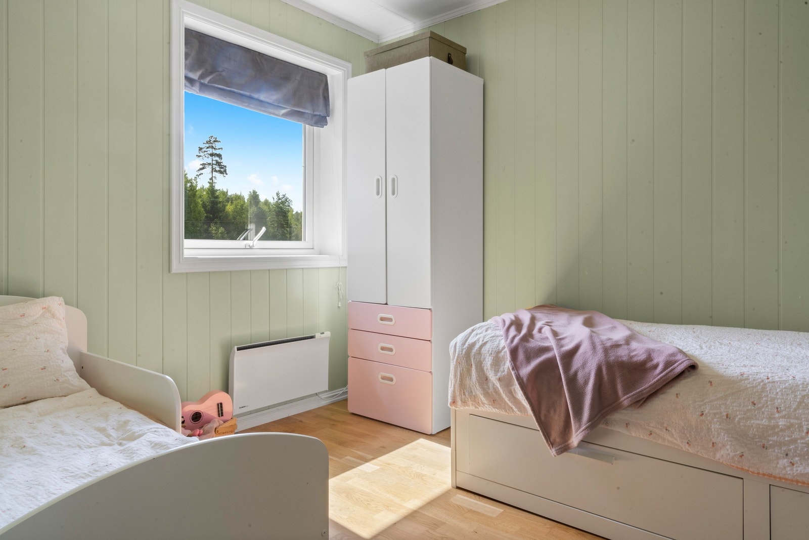 Soverom nr. 2 er romslig til lek og moro for aktive barn, og fungerer også utmerket som gjesterom/kontor Galleribilde